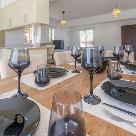 Sol Y Mar 2 W Pool&jacuzzi Paralimni