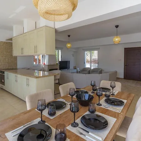 Villa Sol Y Mar 2 W Pool & Jacuzzi Paralimni